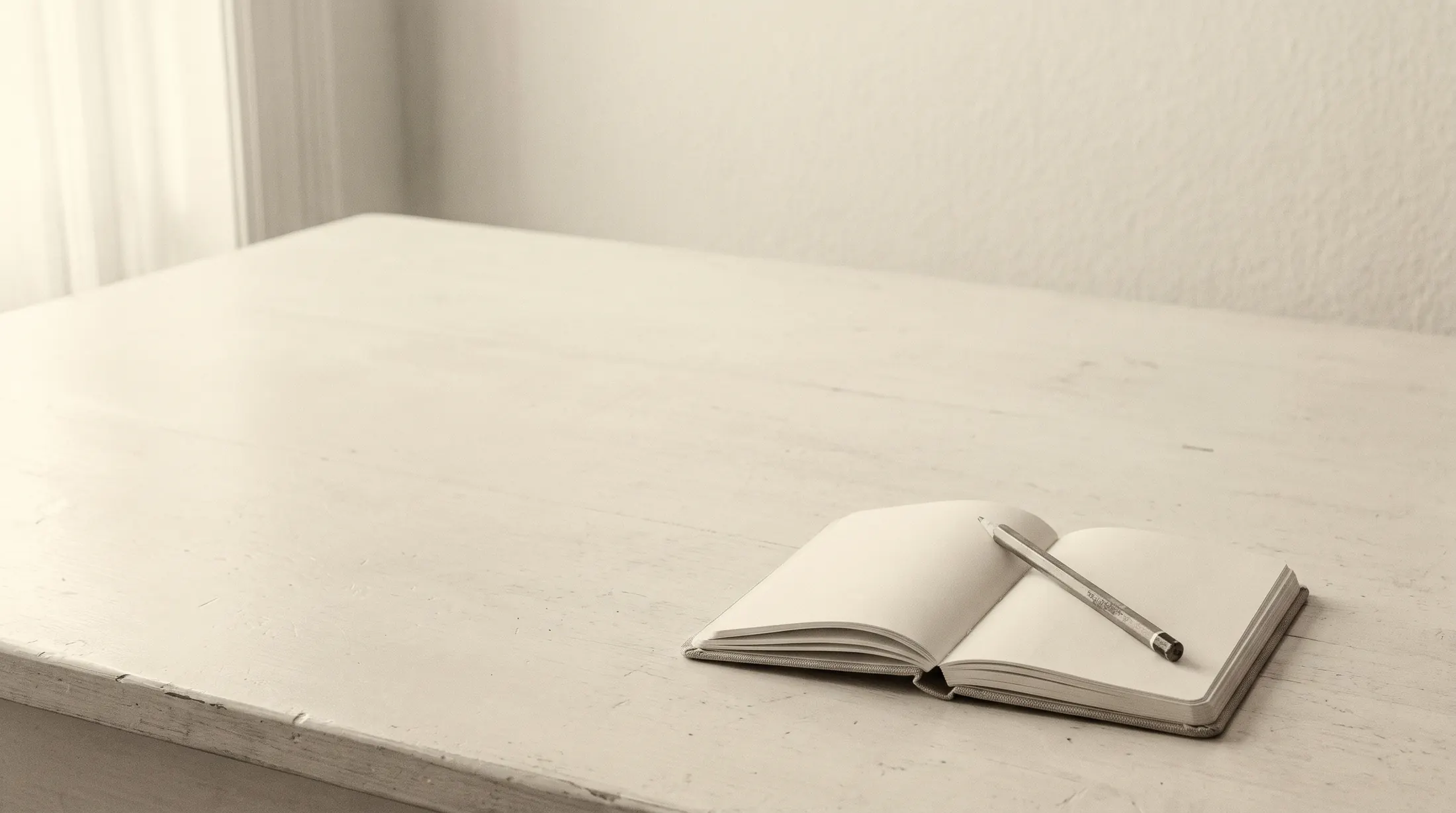 Ein aufgeschlagenes leeres Notizbuch mit Bleistift auf einem leeren Holztisch
