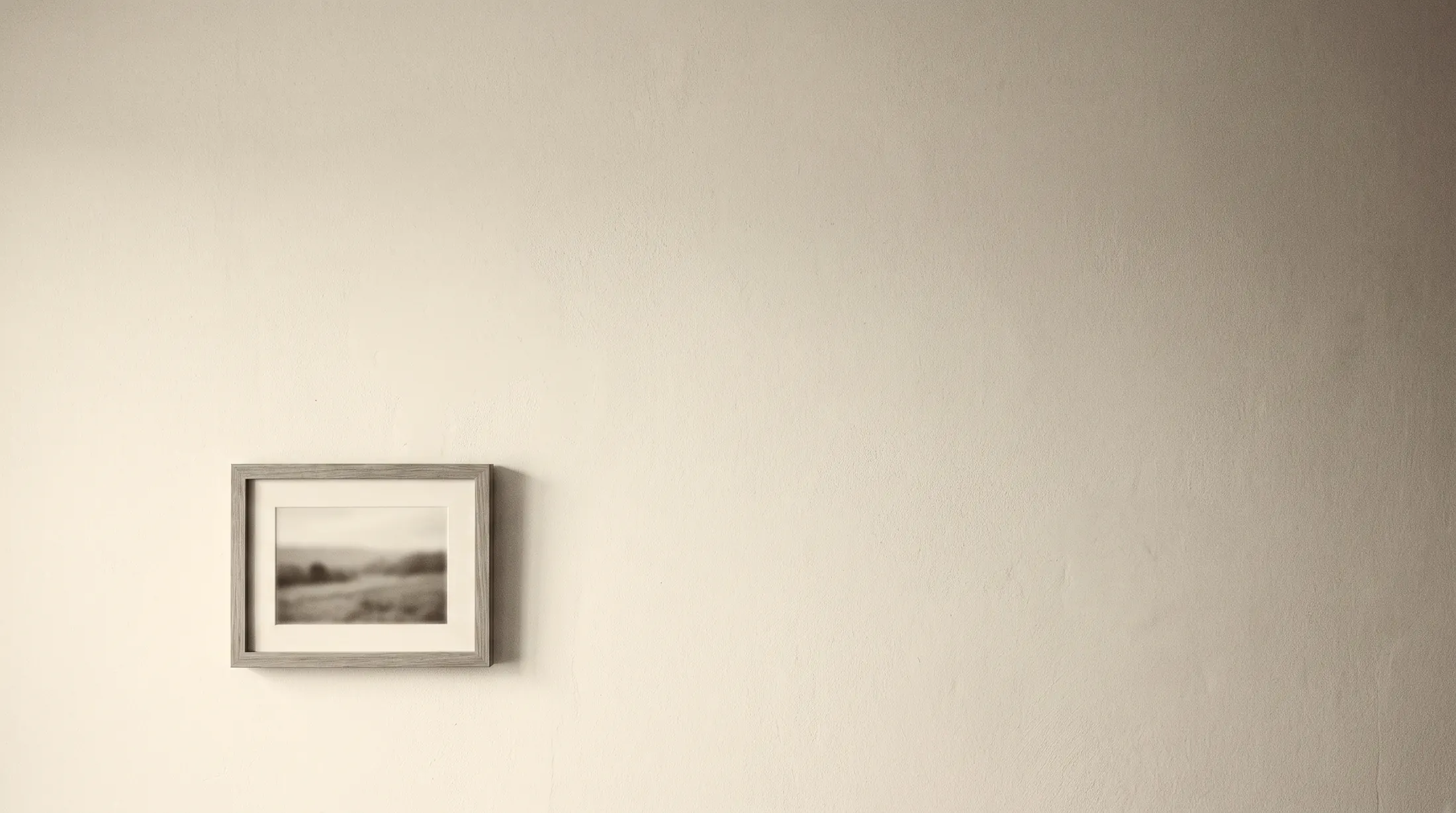 Ein einzelnes kleines gerahmtes Foto an einer großen leeren Wand
